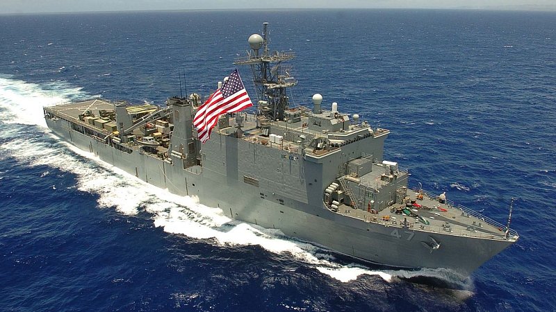 Десантно-вертолетный корабль-док "Рашмор", США